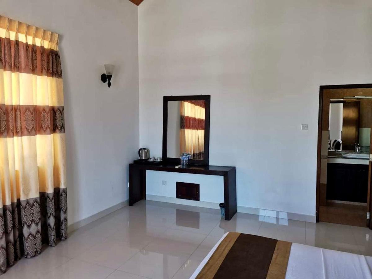 Aradhana Airport Transit Hotel Katunayaka Extérieur photo