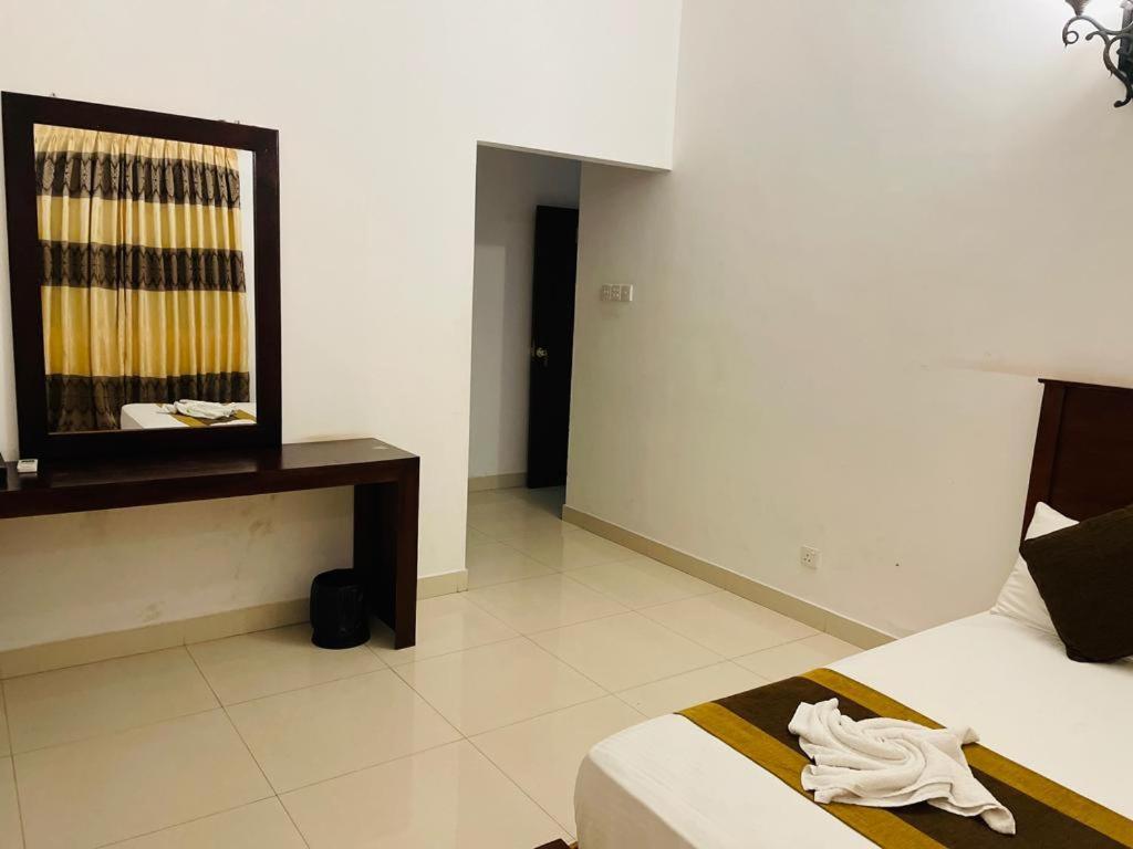 Aradhana Airport Transit Hotel Katunayaka Extérieur photo