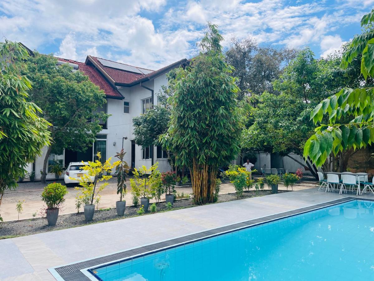 Aradhana Airport Transit Hotel Katunayaka Extérieur photo